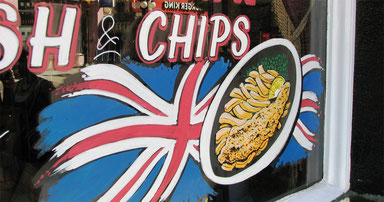 Sehenswürdigkeiten Cornwall: In ganz Großbritannien sind Fish & Chips noch heute ein beliebtes Gericht. Vorab an der Küste wird der Fisch frisch zubereitet.
