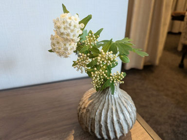 北九州・小倉・戸畑のマッサージ店「ほぐし専科てもみじ」。うつ伏せを楽にするための顔枕や胸マットの調整と、リラックスした施術風景。