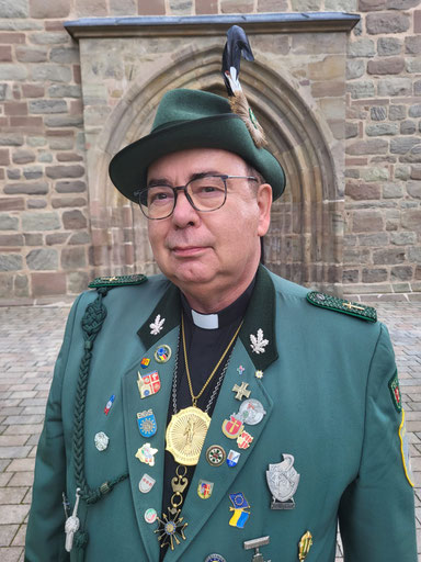 Werner Lütkefend ist begeisterter Schütze. 2014 wird er in den Ritterorden vom Heiligen Sebastianus in Europa berufen. Zugleich wird ihm der geistliche Ehrentitel „Piis Meritis“ (für fromme Verdienste) verliehen. Foto: Hubertus Hartmann