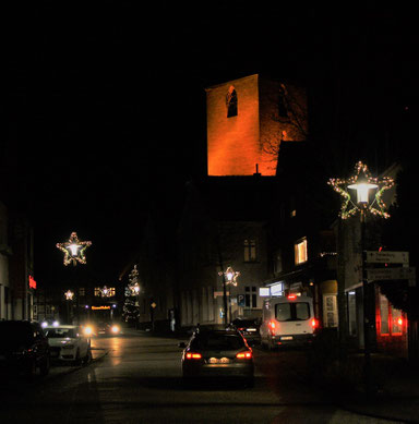 Borgentreich weihnachtlich beleuchtet. Foto: Hubertus Hartmann