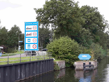 Steuerbord heißt das Schild für uns: jetzt verlassen wir Holland - für die Autofahrer: Sie überqueren die Grenze nach Holland