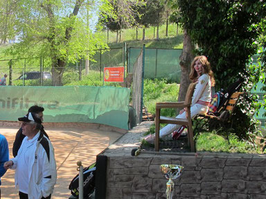"Губки бантиком, бровки домиком", на переднем плане - представители теннисного мира Страсбурга.