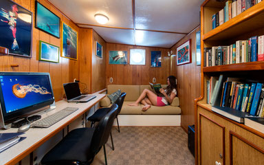 Sala de estudio del barco 'Seahunter' en la Isla del Coco, ©Underseahunter Group