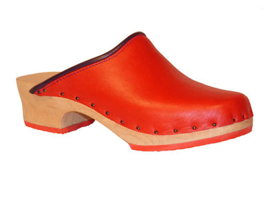 Sabot suédois pour femme, modèle Manue, en cuir et caoutchouc rouge, et bordure prune, réalisé par Isa, artisan sabotier dans les Pyrénées