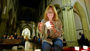 Claudia Frintrop und ihre Mitstreiter vom Vorbereitungsteam freuen sich über den großen Andrang in der Ludgeri-Kirche in Duisburg-Neudorf. (WAZ-Foto: Jörg Schimmel / FUNKE Foto Services)