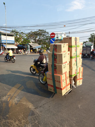 Verkehr in Nha Trang - leicht bepackter Roller