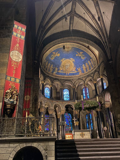 Maastricht - Priesterkoor van de Onze Lieve Vrouwebasiliek  Rond 1900 ontwerpt Pierre Cuypers de schildering voor de apsis. ThP 221219