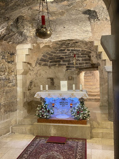 Israël - Nazareth - Grot in de Basiliek van de Annunciatie - HIER IS HET WOORD VLEES GEWORDEN - Hier verkondigt Engel Gabriël aan Maria de geboorte van haar zoon Jezus - ThP 230602