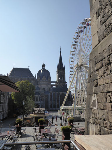 AKEN - DE DOM AAN DE ZUIDZIJDE VAN HET KATSCHOF Van links naar rechts: aan de oostzijde de hoge Koorhal, in het midden de Paltskapel en aan de westzijde de toren met ervoor de Sint-Nicolaaskapel. ThP 200922