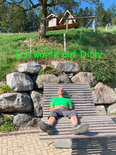 Trainer für Intuitives Bogenschiessen auf einer Panoramabank im Schwarzwald auf dem Hark Hof