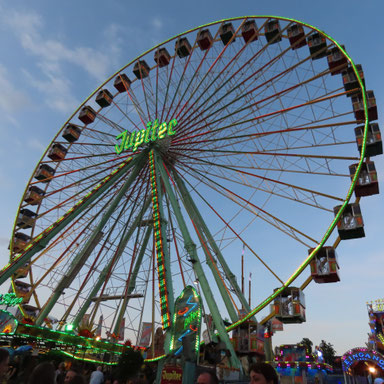 Mehr Sicherheit für Fahrgäste: Das Jupiter-Riesenrad - jetzt EU-konform mit geschlossenen Kabinen.