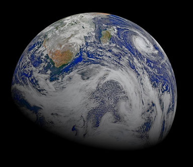 Abb. 1: Zusammengesetzte Aufnahme des Suomi National Polar-orbiting Partnership der Südhalbkugel der Erde am 9. April 2015. Zu erkennen sind Südafrika, die südlichen Küsten Afrikas sowie die Insel Madagaskar. © NASA