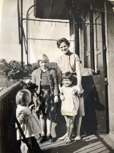 Auf dem Balkon Körnerstraße 2 - Jutta neben der Mutter