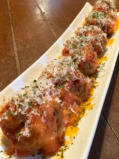 94. 肉団子と とろとろチーズのポルペッティーニ(イタリア風ミートボールのトマト煮込み) 🧀 1,600円 ※写真は2名様分です。