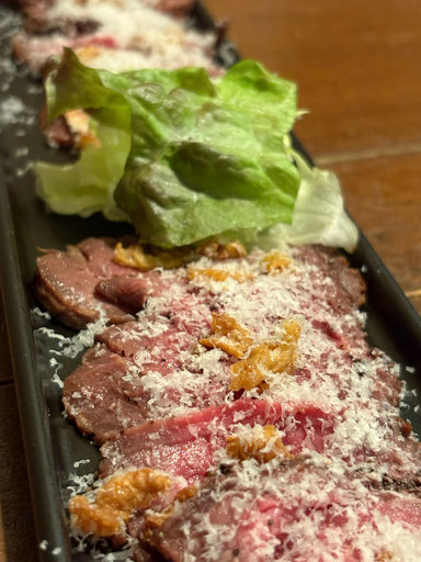 61.     ローストビーフと削りたてグラナパダーノチーズのカルパッチョ　🧀　１,２００　　※写真は２名様分です。