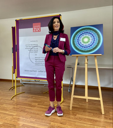 Foto: Präsentation zum Trainerpreis für Persönlichkeitsbildung 2024 cornelia-zuk.de