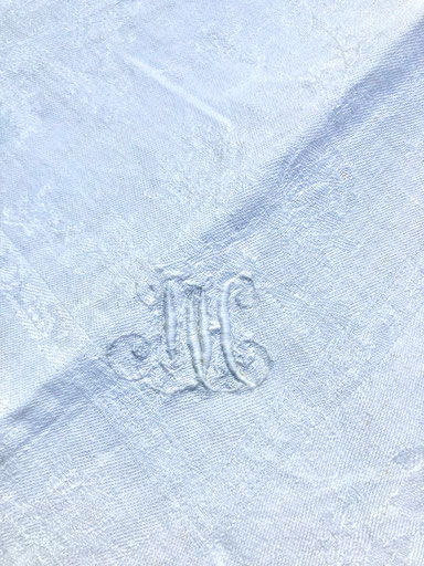 Aussteuer-Serviette mit eingesticktem Monogramm