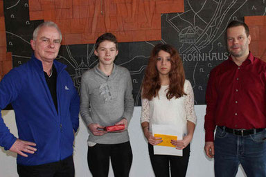 v.l.: Stephan Hartmann, Hauptschulsieger Christian Wehrwai, Realschulsiegerin Lucienne Göbel, Ekkehard Maxeiner.