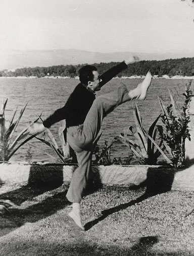 ꧁ Camus sur l’île de Saint-Honorat, avril 1945, Collection Catherine et Jean Camus ꧂