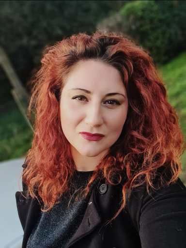volto ragazza con capelli rossi sorridente