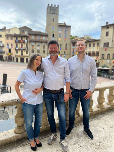 tre persone a Siena  in piazza