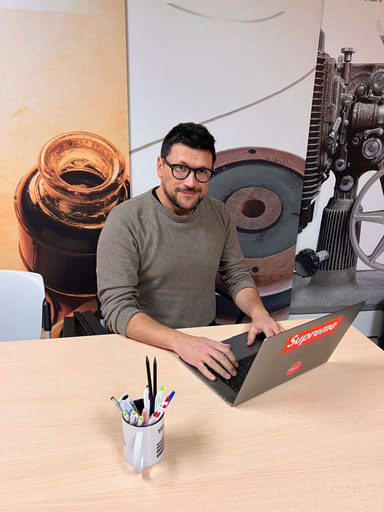 signore sorridente davanti al pc
