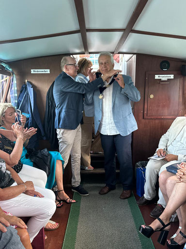 Staffelübergabe im Bauch eines flotten Schiffes: Past-Präsident Gerfried Achatz hängt seinem Nachfolger Harald Raffer die Präsidentenkette um.