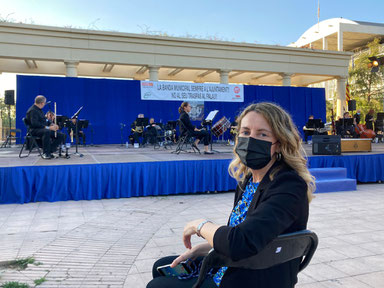 Julia Climent disfrutando del concierto de la Banda Municipal