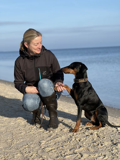 Heike Ernährungsberatung für Hunde mit ihrem Hund am Strand