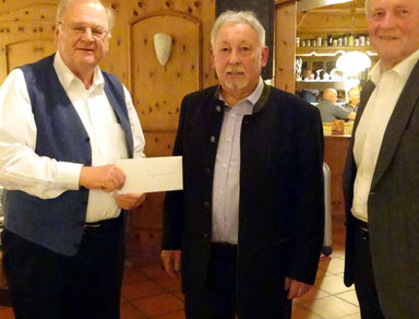 Anton Bachmeier (Mitte) übergab die Spenden anlässlich seines Geburtstages an den zweiten Vorsitzenden Herbert Weiß und Schatzmeister Heinrich Post. Foto: Volkner