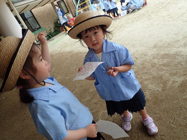 「葉っぱって、どこにあった〜?」と相談中です