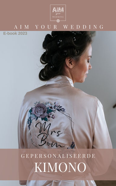 bruid draagt bedrukte gepersonaliseerde kimono met mrs naam en bloemen.