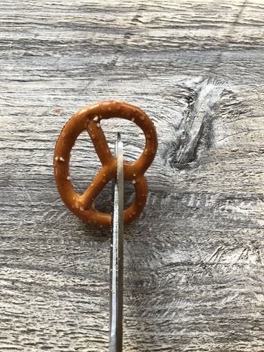 Salzbrezel mit Schere