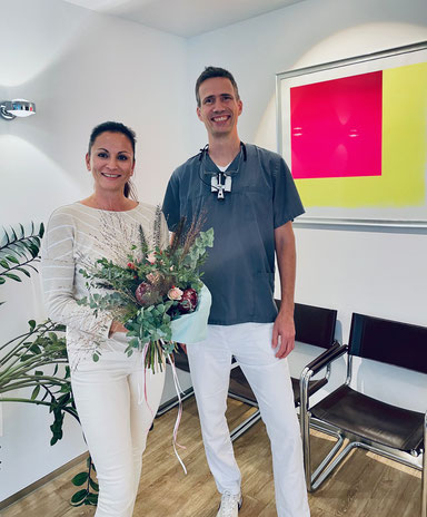 Dajana feiert ihr 10-jähriges Jubiläum in der Zahnarztpraxis Dr. Tobias Thalmair