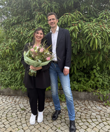 ZFA Sedef und Dr. Tobias Thalmair bei der Zeugnisübergabe in der Berufsschule Erding