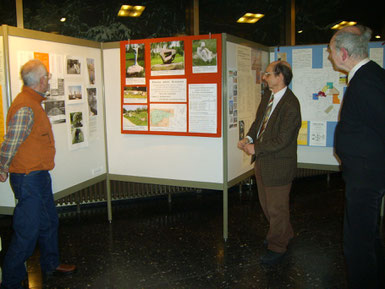 Herr Prof. J. H. Schroeder Geologe bei der Erläuterung in der Urania e.V. Berlin zu Steine ohne Grenzen und dem Projekt "Steine in der Stadt", 2008