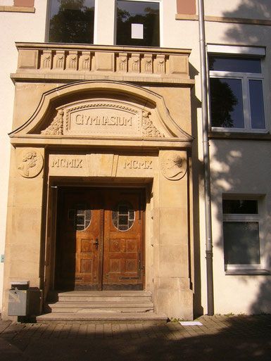 Eingangstür zum Schulhaus. Wir sind im Georgii-Gymnasium