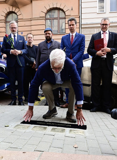 Brno, Antonìna Slavíka 13. Eduardo Tugendhat reveals the stumbling blocks in front of the house of Benno, brother of his grandfather Fritz Tugendhat. Photo: Marie Schmerková September 6, 2024