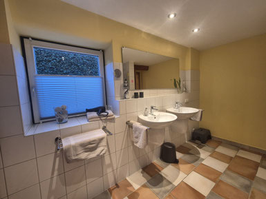Badezimmer mit 2 Waschbecken, Ablage und WC