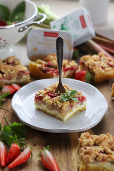 Erdbeer-Rhabarber Streuselkuchen