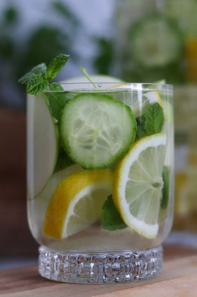 Detox Wasser mit Gurke und Zitrone