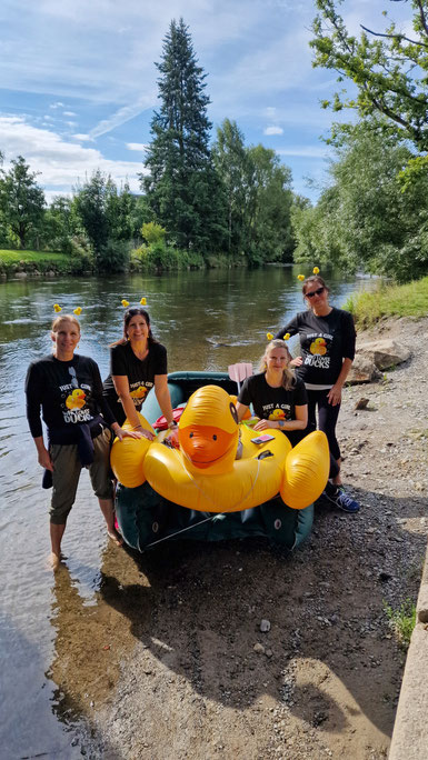 Meine Cousinen und ich auf der Moldau