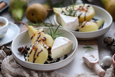 pochierte Birne mit Balsamico-Kaffeereduktion und Weichkäse