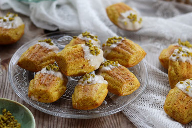 Madeleines mit weißer Schokolade und Pistazienkernen