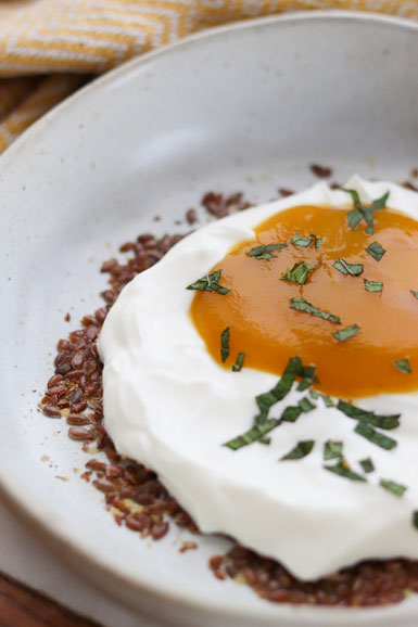 Mangopüree auf griechischen Joghurt