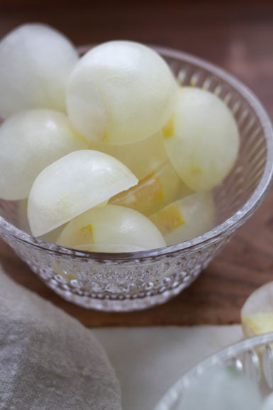 Zitronensafteiswürfel mit Zitronensstückchen