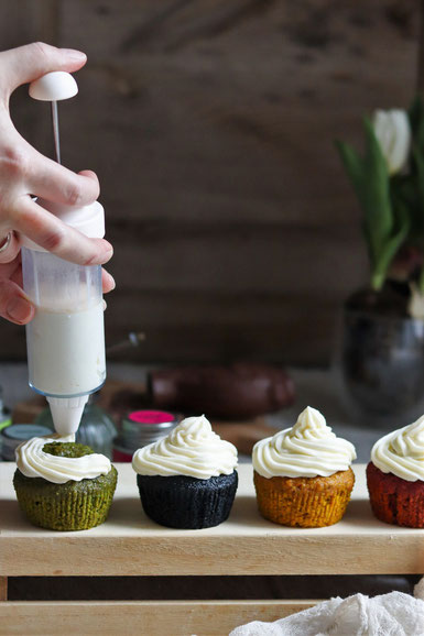 bunte Cupcakes mit Frosting
