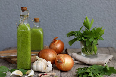 selbstgemachtes Kräuterdressing in der Flasche