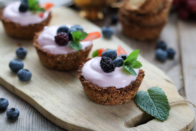 Granola Cups mit Joghurt und Früchten