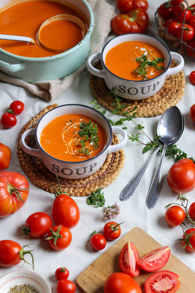 Suppe mit Tomaten und Kokosmilch